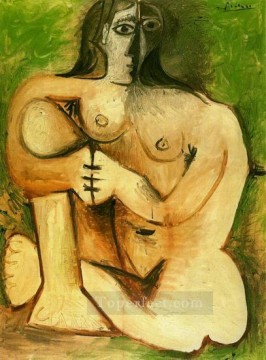 Mujer desnuda agachada sobre fondo verde 1960 Pablo Picasso Pinturas al óleo
